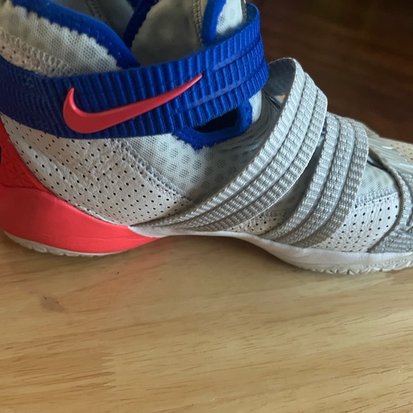 LeBron James basketball shoes - Picture 5 of 6